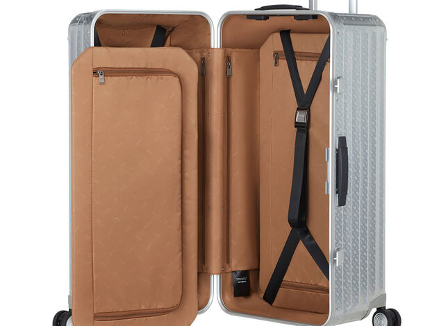 UMFANGREICHES INTERIEUR